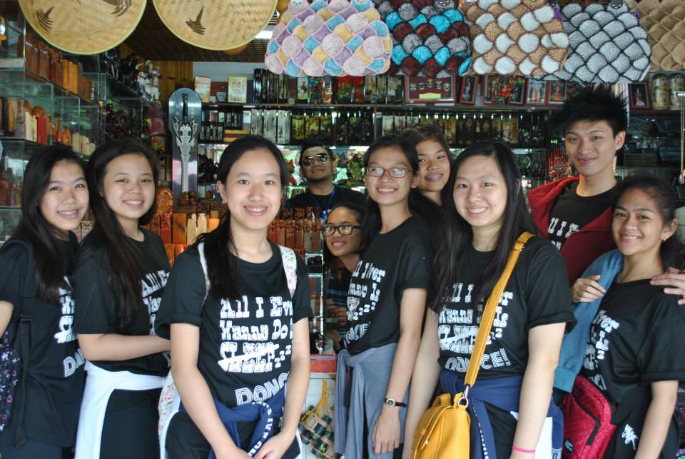 The team at a Shenzhen souvenir shop